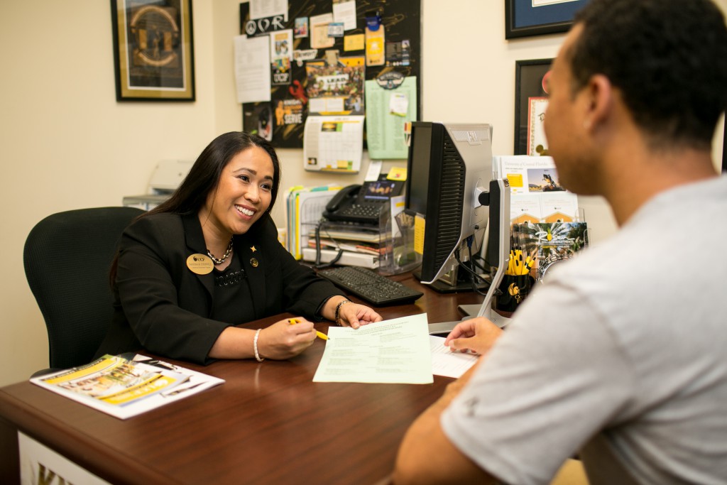 student meets with advisor